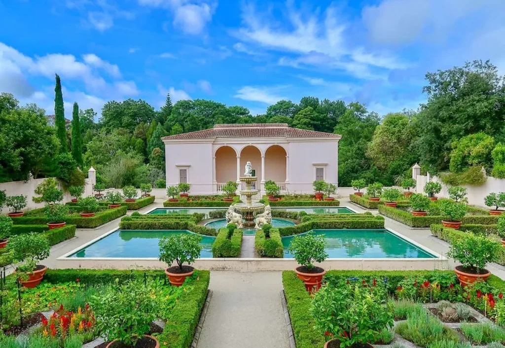Formal garden with water feature and hedges at Hamilton Gardens, NZ.